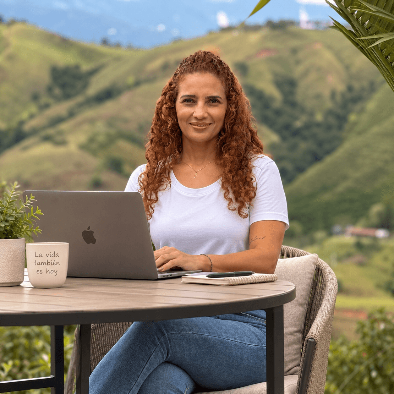 Catalina Vélez trabajando en la finca