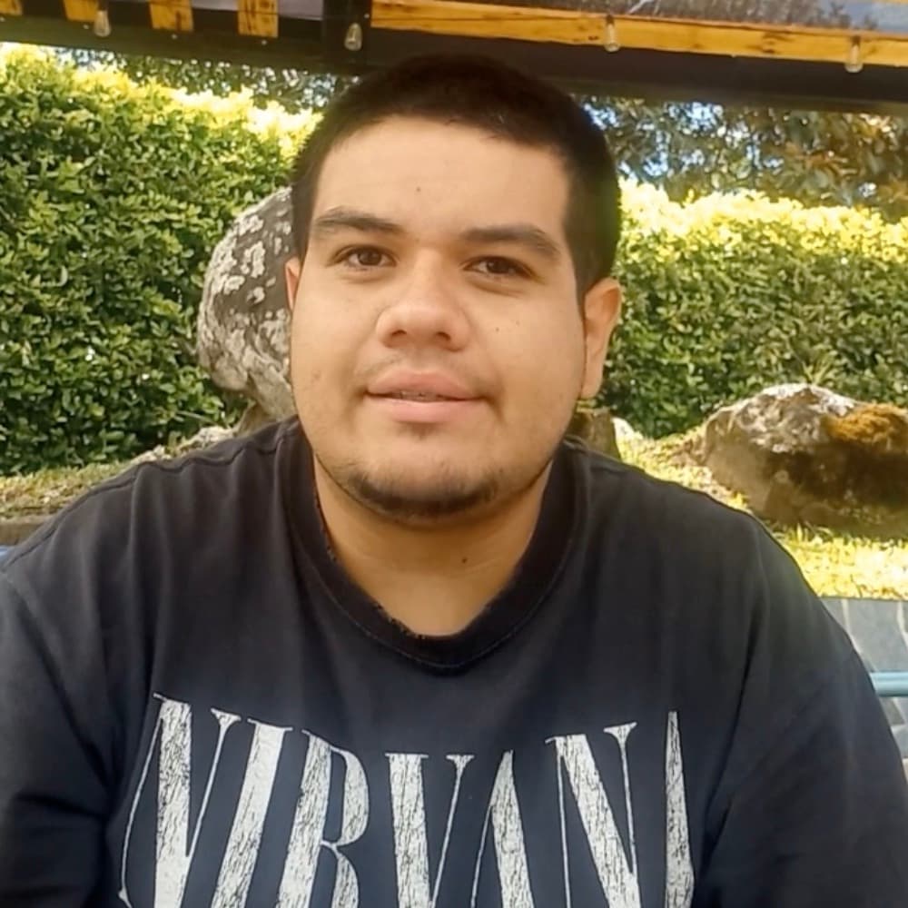 Persona compartiendo su testimonio en video sobre el trabajo con Catalina Vélez