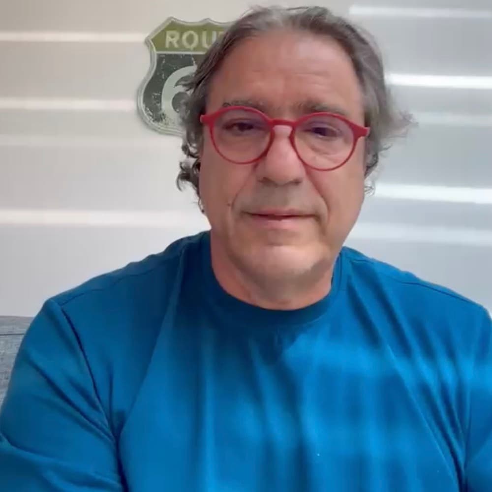 Persona compartiendo su testimonio en video sobre el trabajo con Catalina Vélez